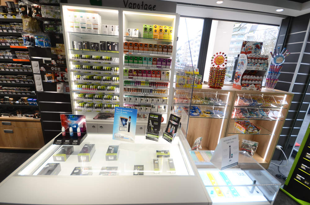 Vitrine lumineuse e-cigarettes en comptoir - Annecy 74