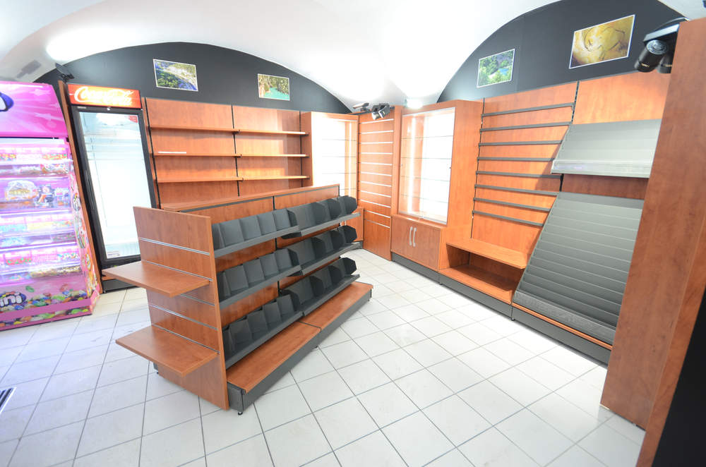 Mobilier cadeaux et ilot librairie - Agencement Vallon-Pont-d'Arc 07