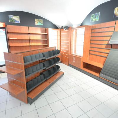 Mobilier cadeaux et ilot librairie - Agencement Vallon-Pont-d'Arc 07