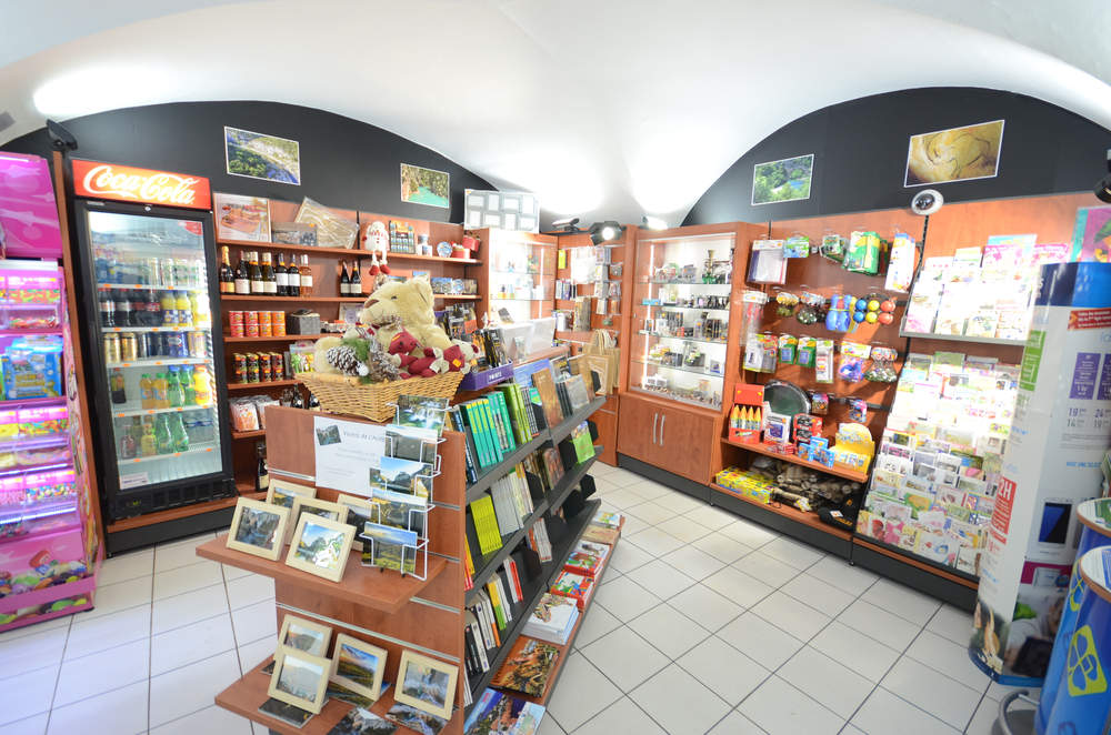 Mobilier cadeaux et ilot librairie 2 - Agencement Vallon-Pont-d'Arc 07