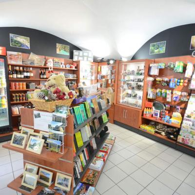 Mobilier cadeaux et ilot librairie 2 - Agencement Vallon-Pont-d'Arc 07