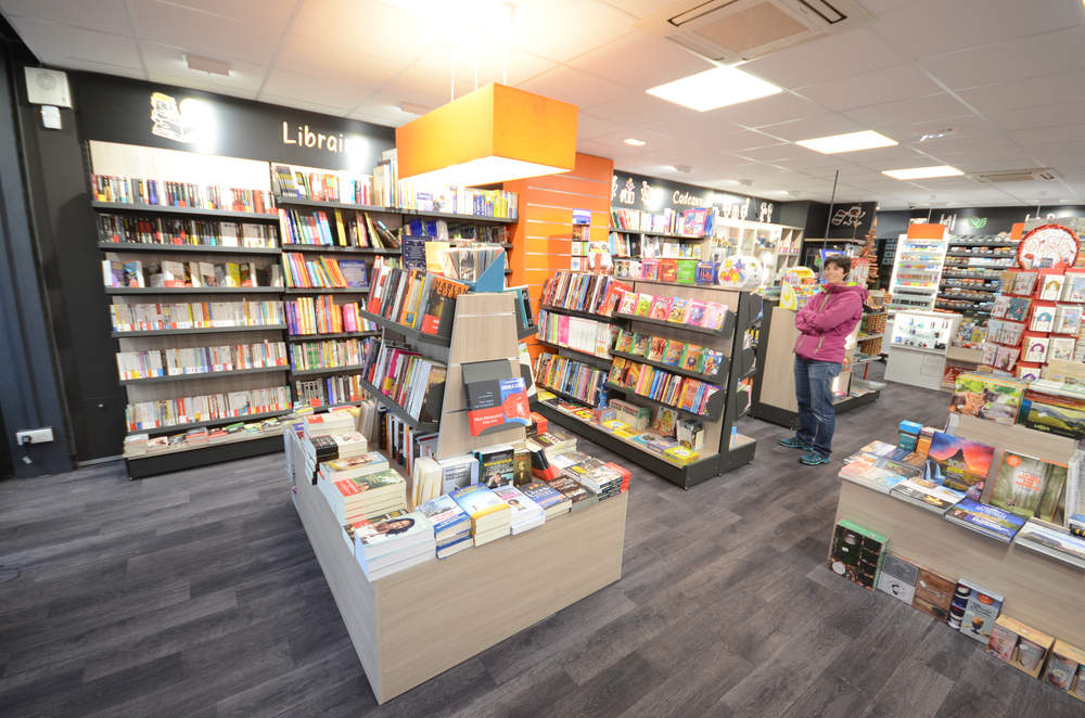 Mobilier et ilot librairie vue 1 - Agencement La Côte-Saint-André 38