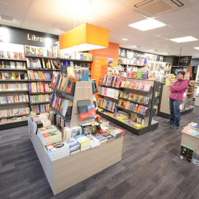 Mobilier et ilot librairie vue 1 - Agencement La Côte-Saint-André 38