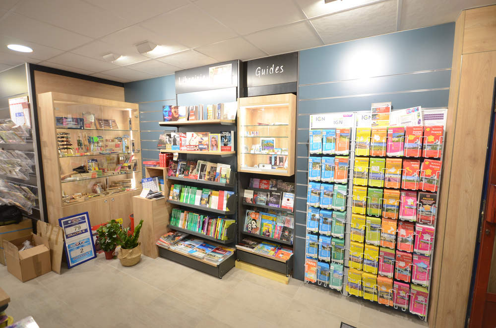 Vitrine cadeaux et mobilier librairie - Agencement Nyons 26