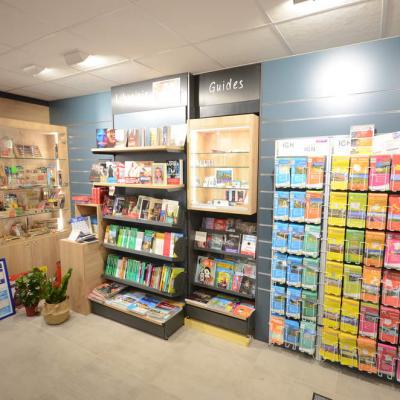 Vitrine cadeaux et mobilier librairie - Agencement Nyons 26