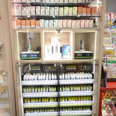 Vitrine lumineuse e-liquides et e-cigarettes - Agencement Pringy 74