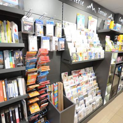 Mobilier librairie, carterie, confiserie vue 2 - Agencement Valleiry 74